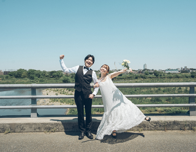 二子玉川の橋でポーズを取る新郎新婦