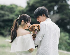 愛犬を抱く新郎新婦