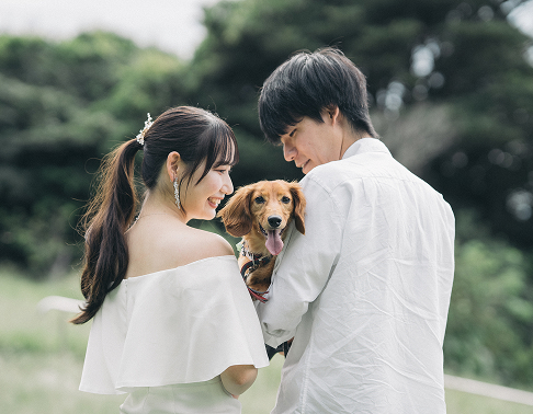 愛犬を抱く新郎新婦