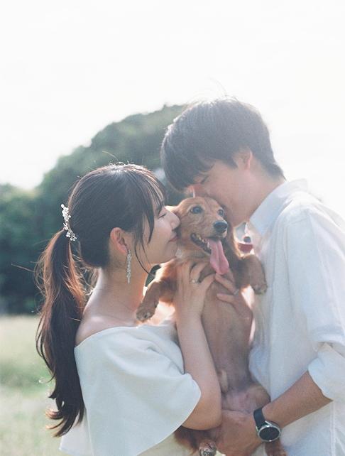 愛犬に頬を寄せる新郎新婦