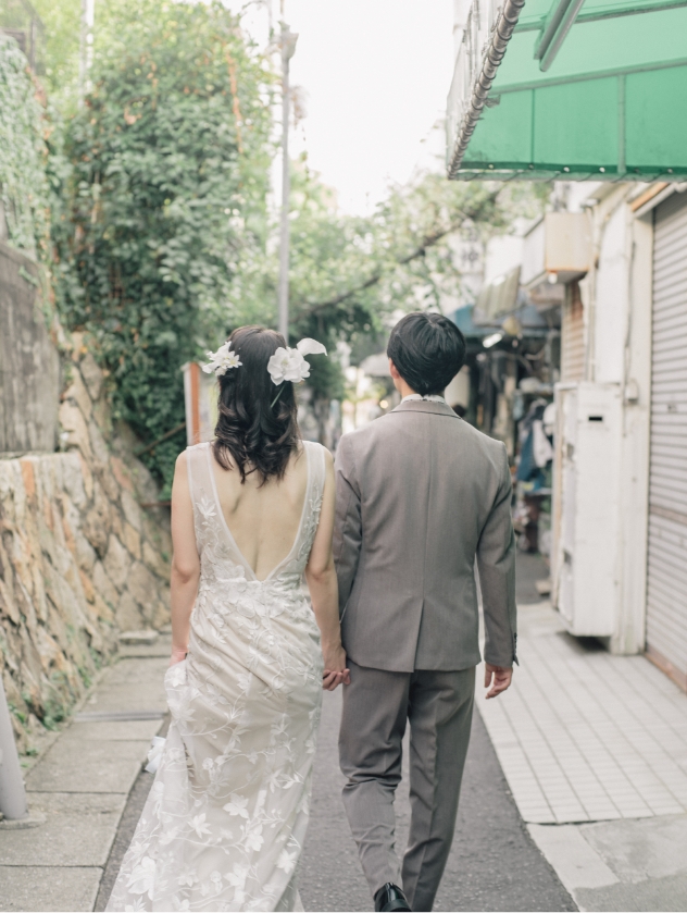 塩屋の路地を歩く新郎新婦の後ろ姿