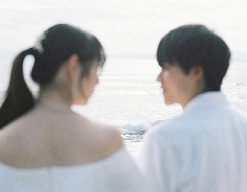 海を眺めて向かい合う新郎新婦