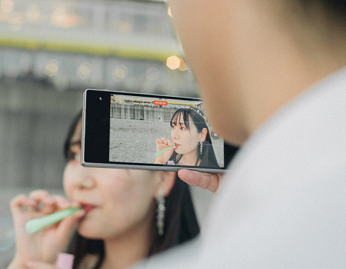 花嫁をスマートフォンで撮る新郎