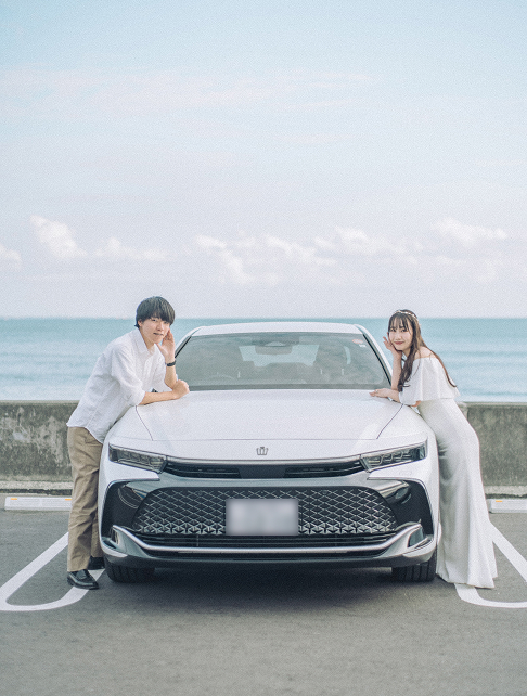 愛車の前に立つ新郎新婦