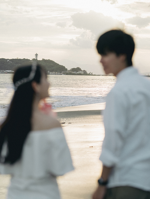 七里ヶ浜を歩く新郎新婦
