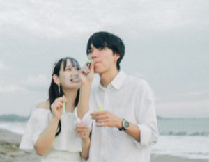 海辺でシャボン玉を吹く新郎新婦