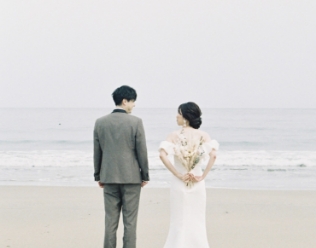 海を見つめる新郎新婦の後ろ姿