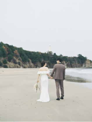 久慈浜を歩く新郎新婦の後ろ姿