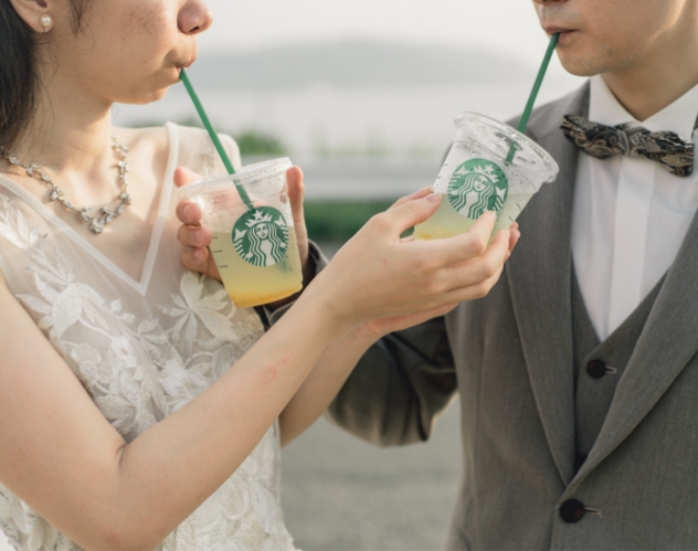 ドリンクを手にする新郎新婦
