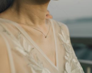 花嫁のネックレスとレースドレス