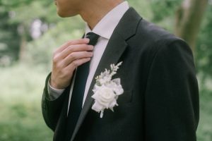 花嫁がネクタイを整える新郎の胸元