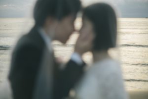 顔を寄せ合う新郎新婦をやわらかく捉えたポートレート