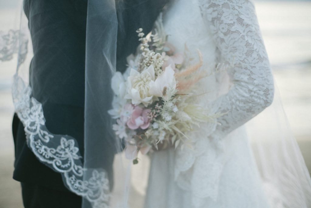 レースのベールとブーケが重なる花嫁の装い