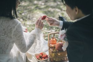 苺を差し出す新郎と受け取る新婦