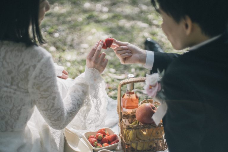 苺を差し出す新郎と受け取る新婦