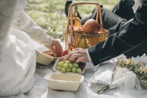 苺とぶどうを手に取る新郎新婦の手元