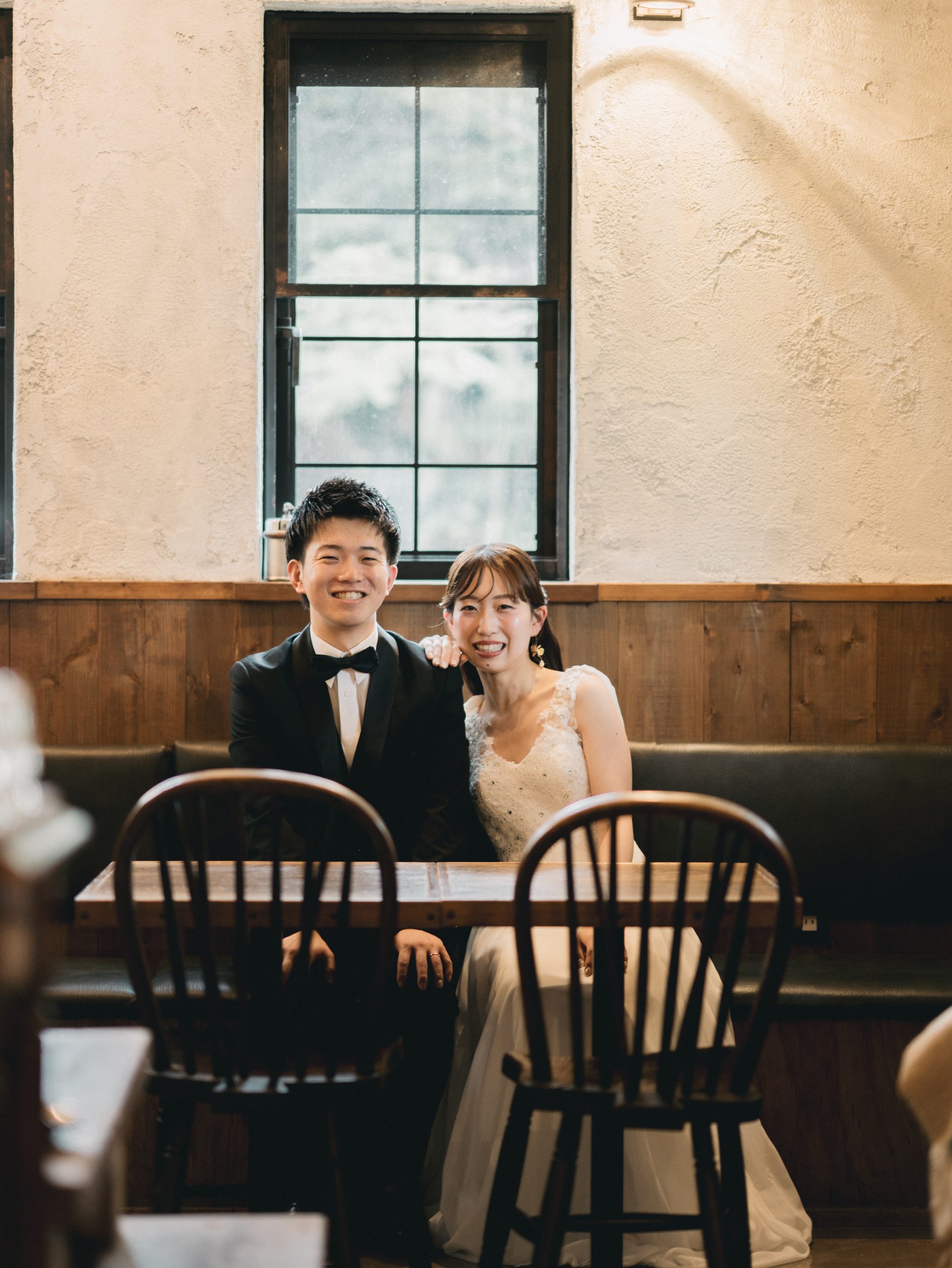 香豆珈琲のテーブルで肩を寄せる新郎新婦