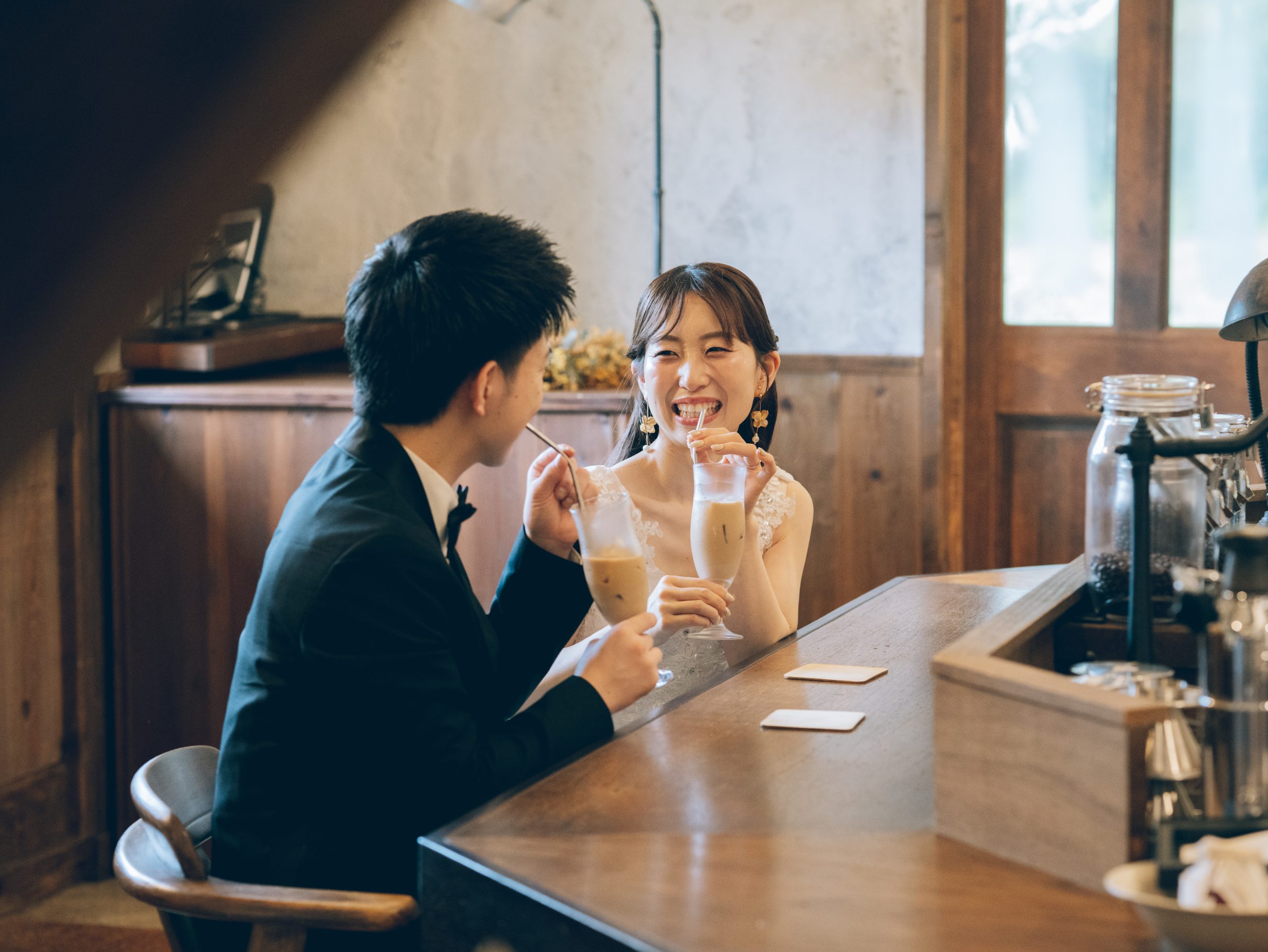 香豆珈琲のカウンターでアイスドリンクを飲む新郎新婦