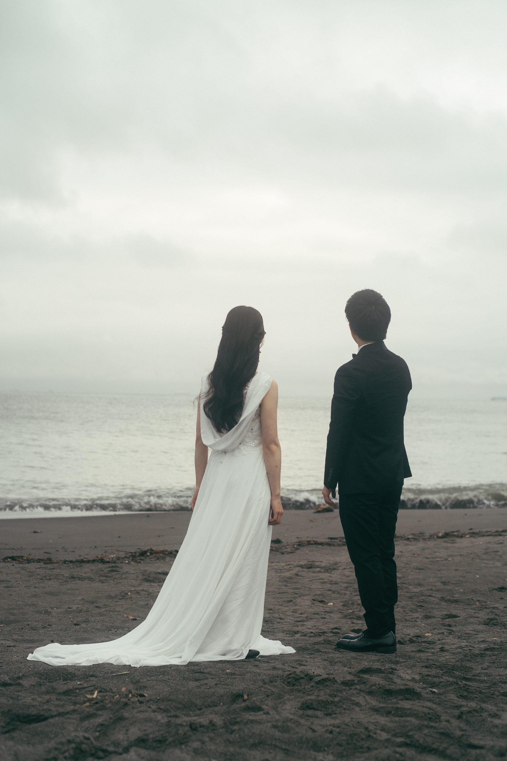 保田中央海岸で海を眺める新郎新婦の後ろ姿