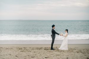 ブーケを一緒に持ち見つめ合う新郎新婦